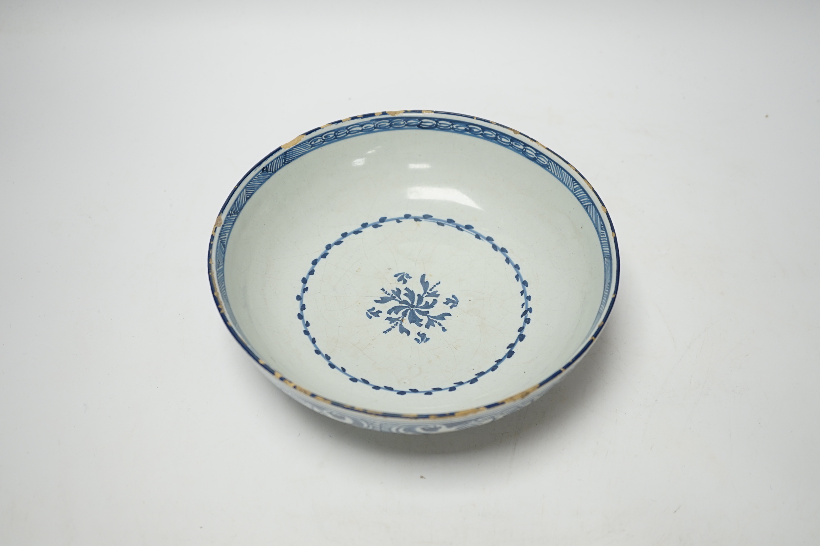 An early 18th century Delft blue and white bowl, 20cm diameter